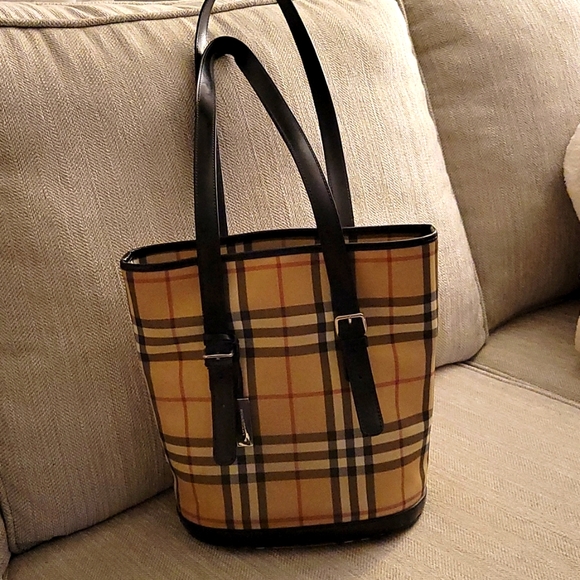 Burberry handbag - Picture 1 of 11